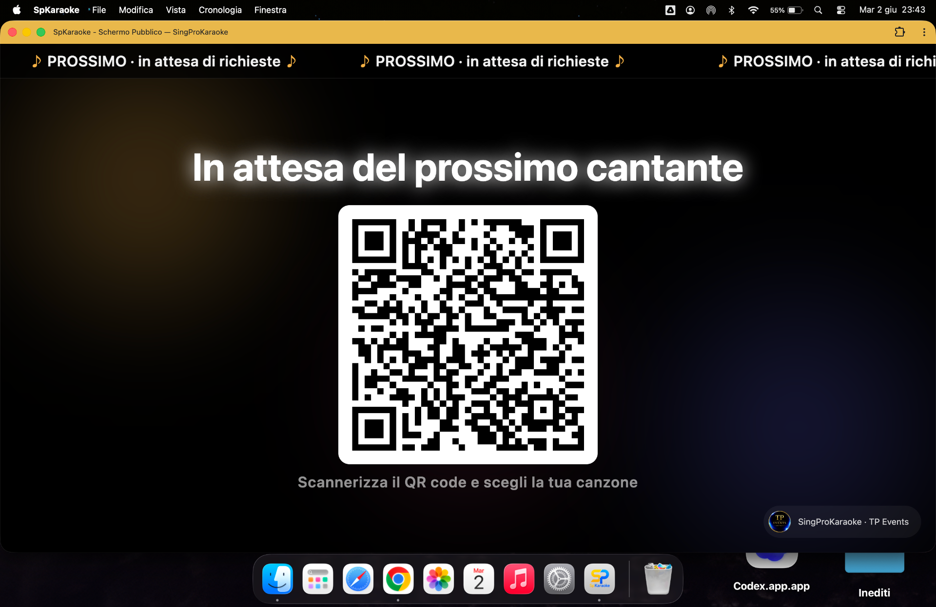 Schermo pubblico SingProKaraoke con QR code per richiedere brani